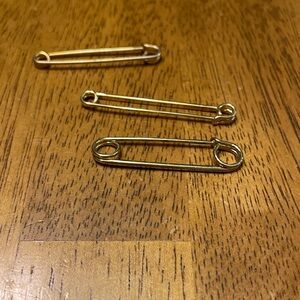 3 Tie pins that secure you tie to the shirt